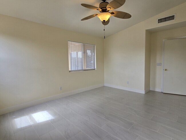 Building Photo - 7980 N Siskiyou Dr