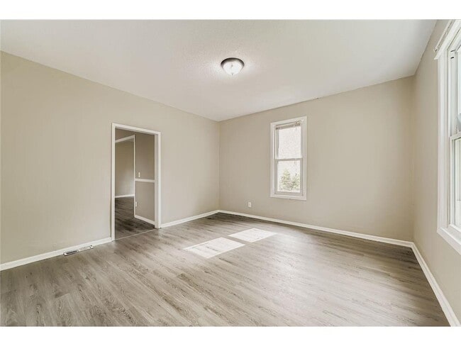 Building Photo - 707 Jenks Ave E