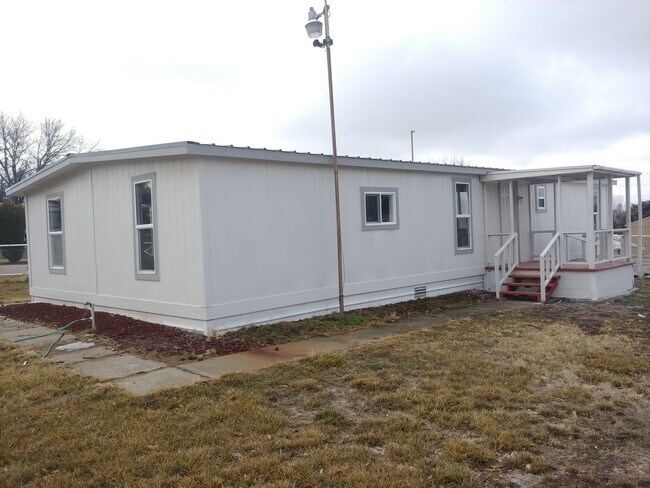 Building Photo - 15892 Sunbeam St