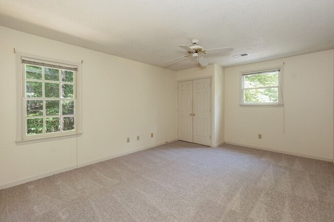 Building Photo - Four Bedroom Home!