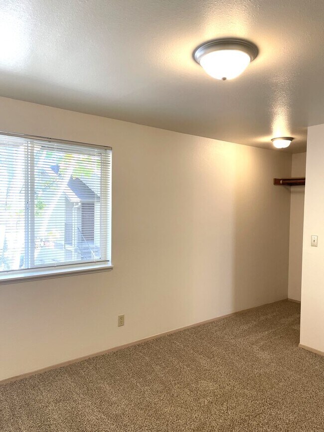 Building Photo - Rent Special: 1/2 Off April's Rent!! 1 Bedroom 1 Bath Apartment - Second Floor!