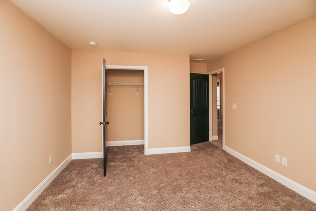 Building Photo - Fantastic Opportunity 5 Bedroom  3 Bath Ho...