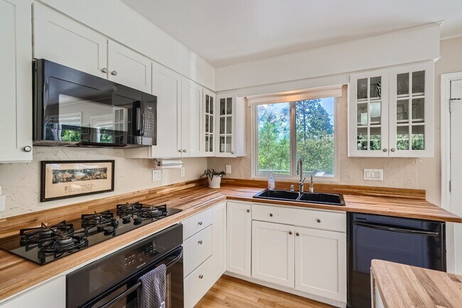 Building Photo - Beautiful 2 BDR Gate to the Foothills - Walkable to Chautauqua