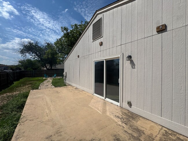 Building Photo - MOVE IN READY 3/2 LOCATED INSIDE 1604/CULE...