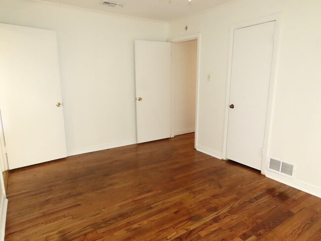 Building Photo - Lovely Updated 3 Bedroom, 2 Bath House in ...