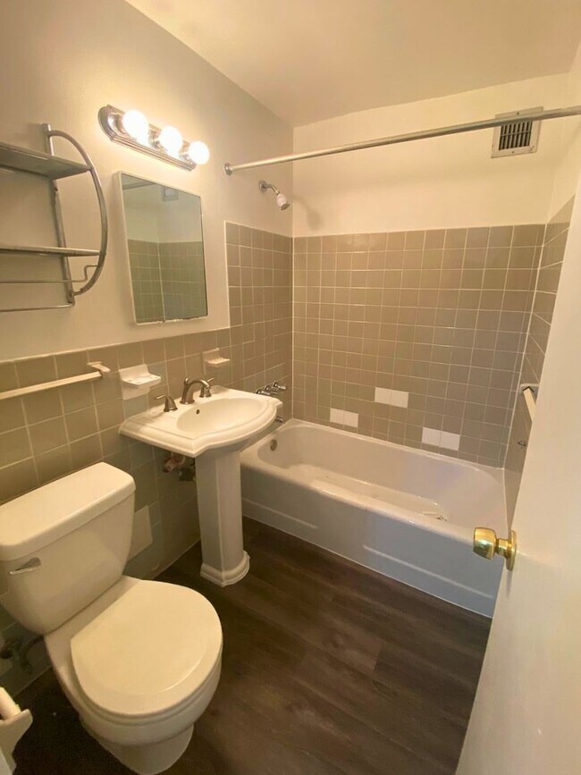 Building Photo - Great studio at River Place for $1600, ALL...