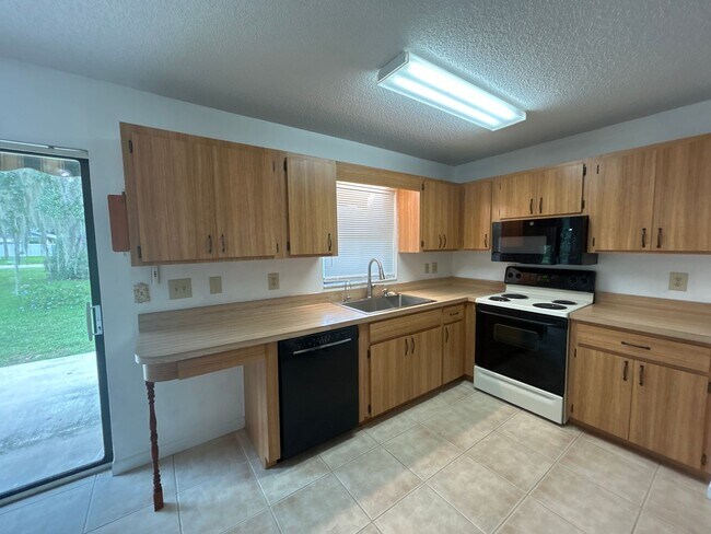 Building Photo - Beautiful 3 Bedroom Home Just Steps from L...