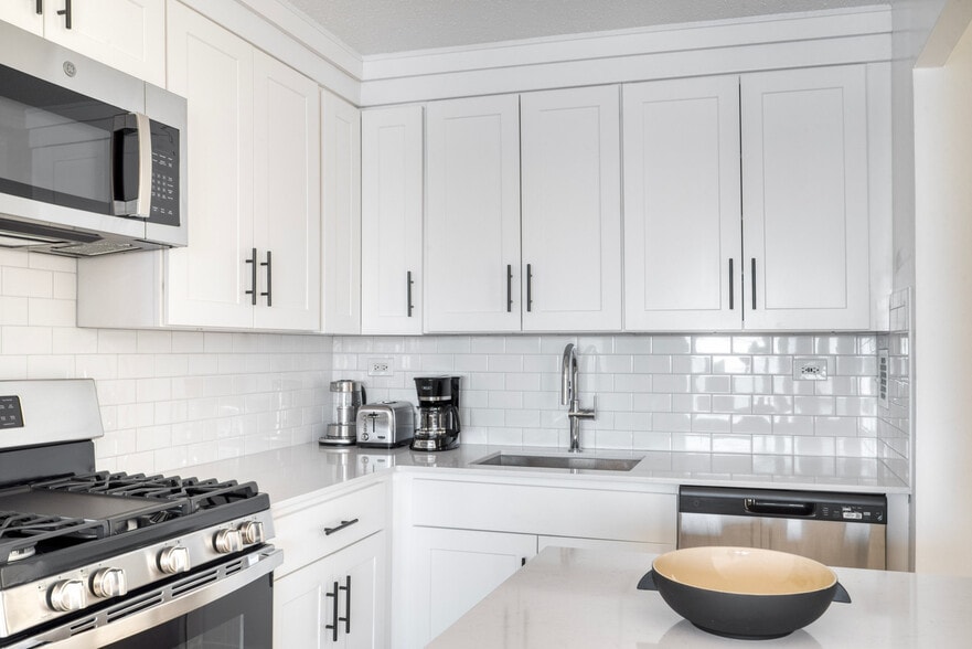 Building Photo - 30 Waterside Plaza