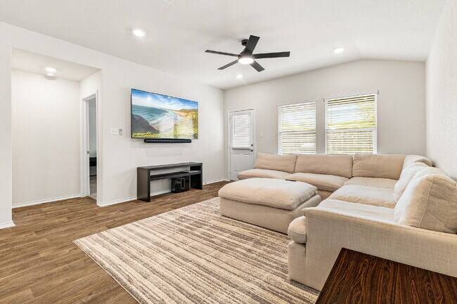 Building Photo - 6430 Greensleeves