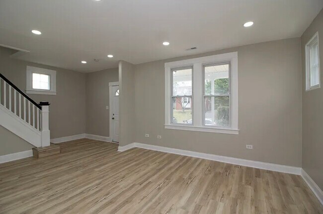 Building Photo - 403 Kingston Rd