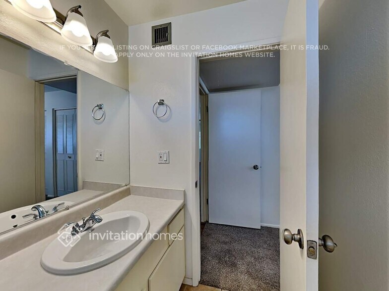 Building Photo - 3240 W Cholla St