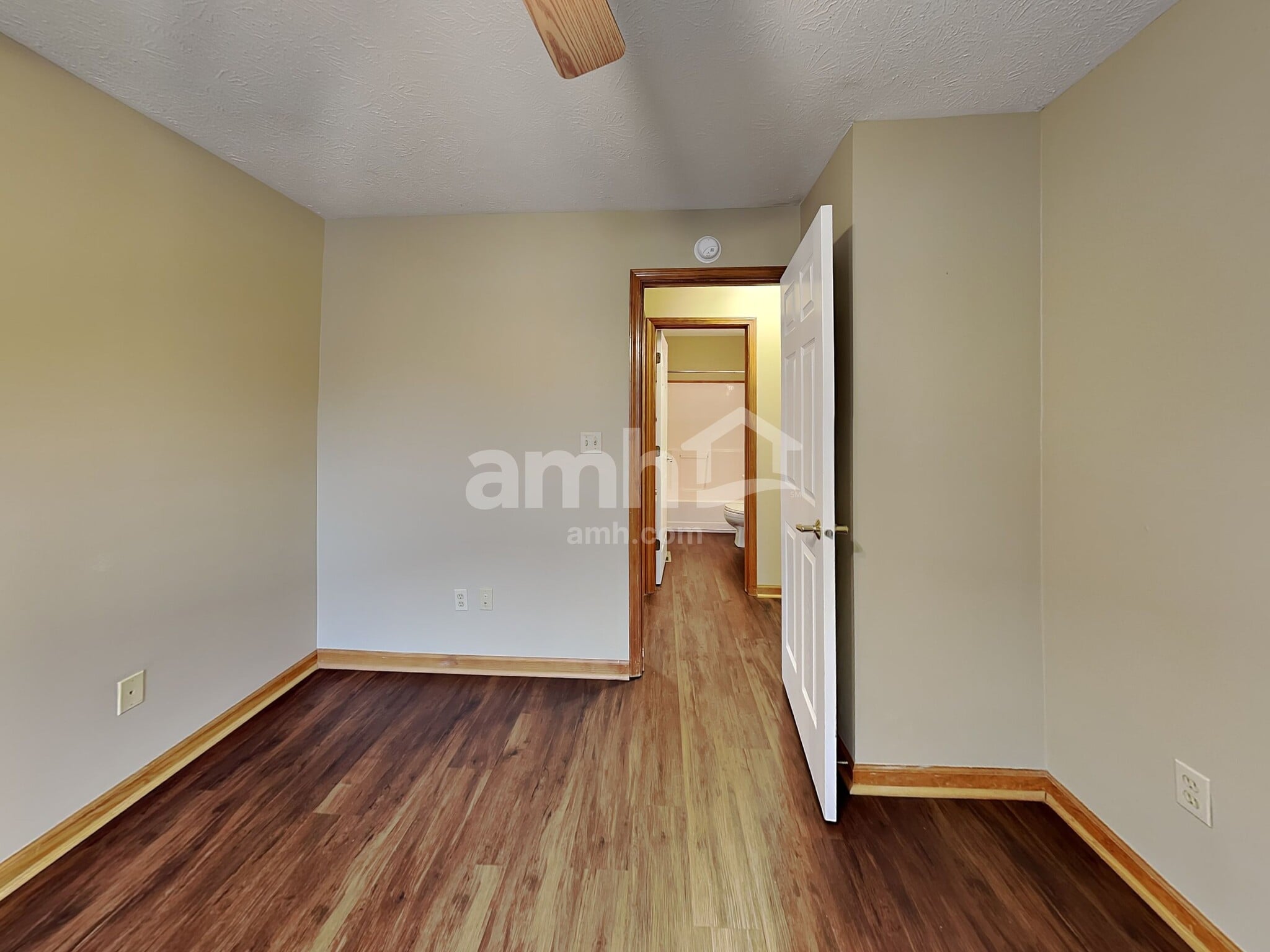 Building Photo - 464 E Quail Wood Ln