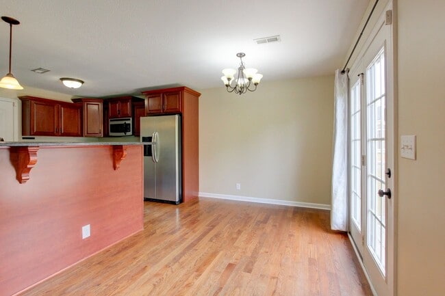 Building Photo - Sweet 3 bed 2 bath clost to post and I-24.