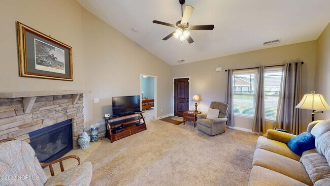 Building Photo - CHARMING ROSEWOOD HOME! 3 BR 2 BA w/ FENCED-IN BACKYARD