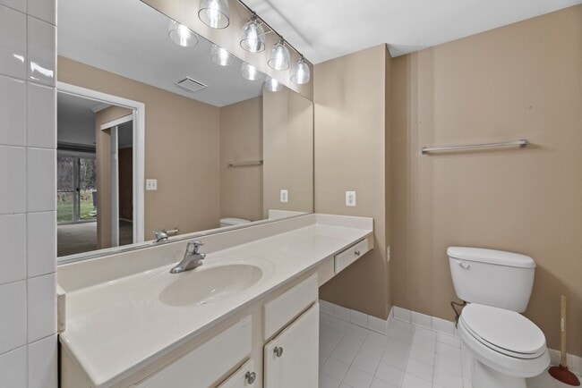 Building Photo - Ground level condo in Annapolis - Lake Heron