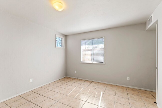 Building Photo - Charming central home