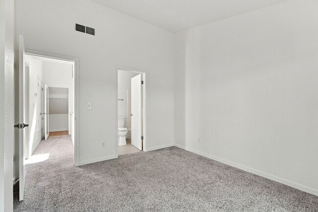 Building Photo - 320 Grapevine Pl