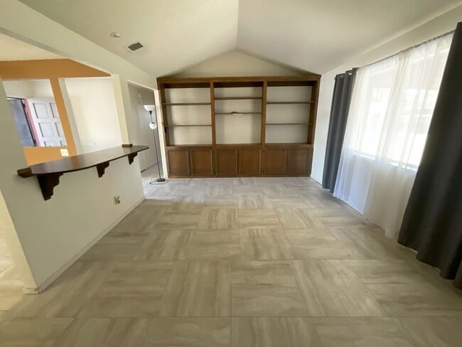Building Photo - Charming Clovis 3/2 Home with New Solar Sy...