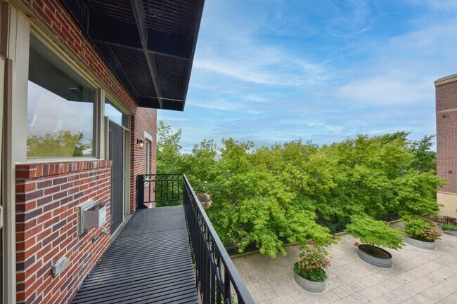 Building Photo - 1515 N Van Buren St