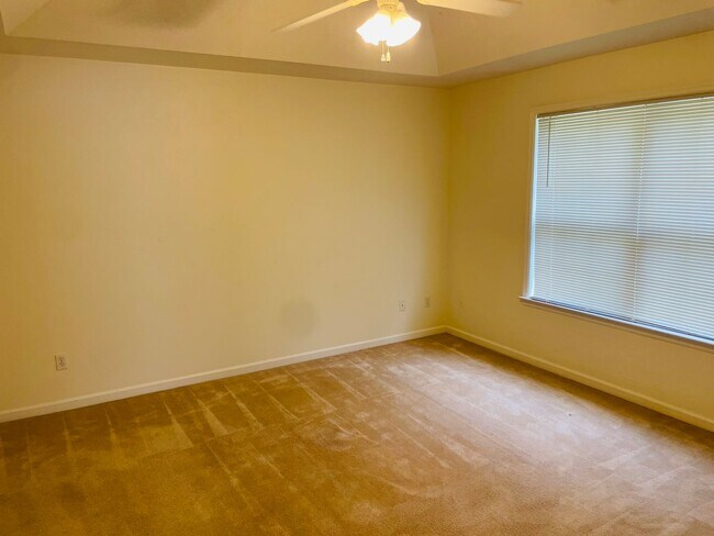 Building Photo - GLEN AT GOLDEN EAGLE