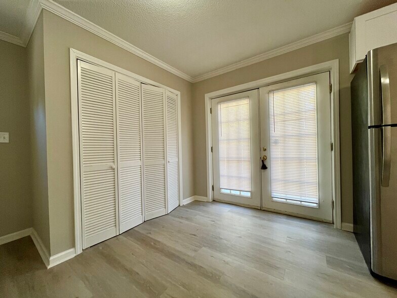 Building Photo - 510 Martha Ave