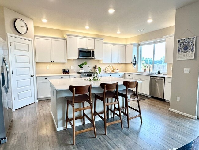 Building Photo - Stunning Stewart Crossing Home!