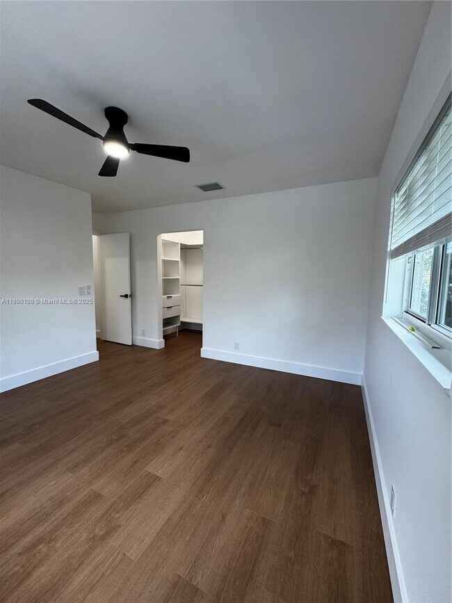 Building Photo - 1460 SW 24th Ct