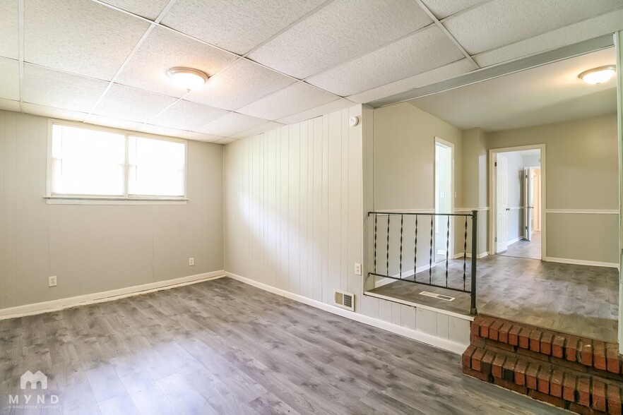 Building Photo - 6220 Leslie Dr
