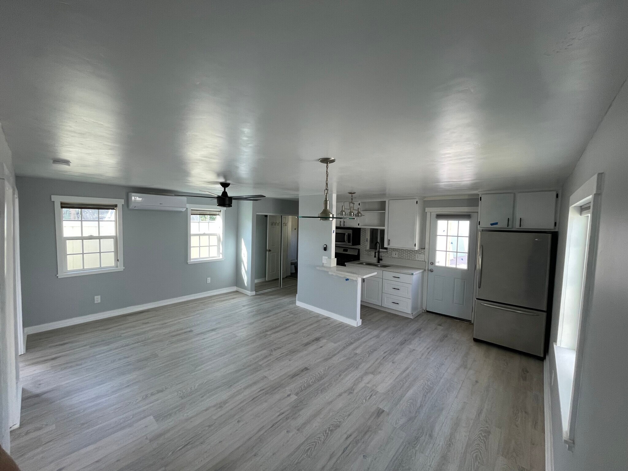 Overall interior - 610 W Manor Dr