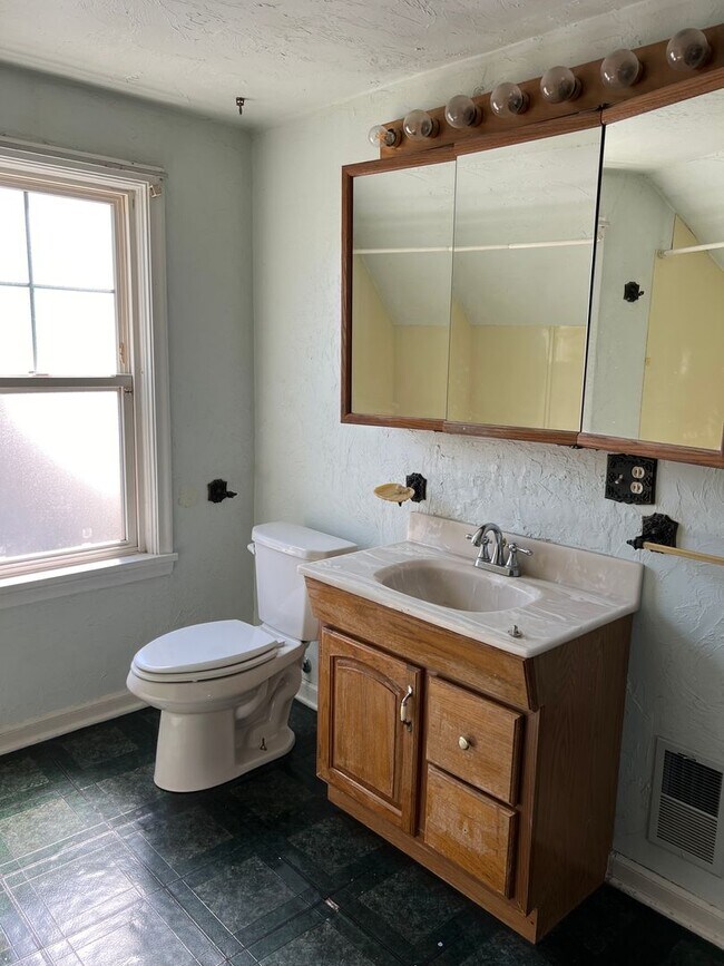 Building Photo - Charming 5 Bed, 2 bath home in the heart of Rexburg with detached 3 CAR GARAGE!!!!