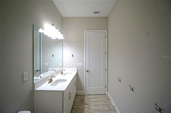 Building Photo - 14257 Swiss Bridge Dr