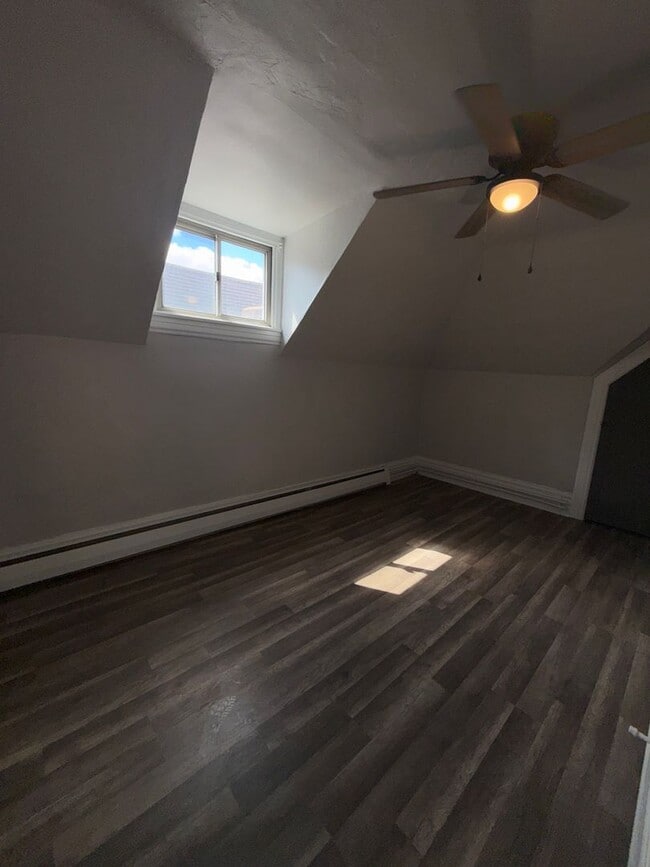 Building Photo - 826 Collins St