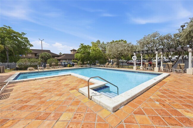 Building Photo - 10431 N Kendall Dr