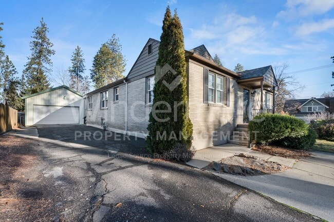 Building Photo - South Hill Charm