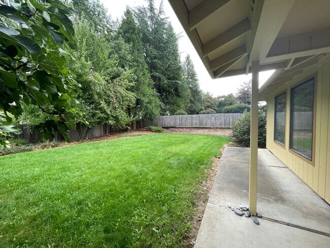 Building Photo - $300 OFF 1st Month's RENT!!  - Desirable East Medford Single Story