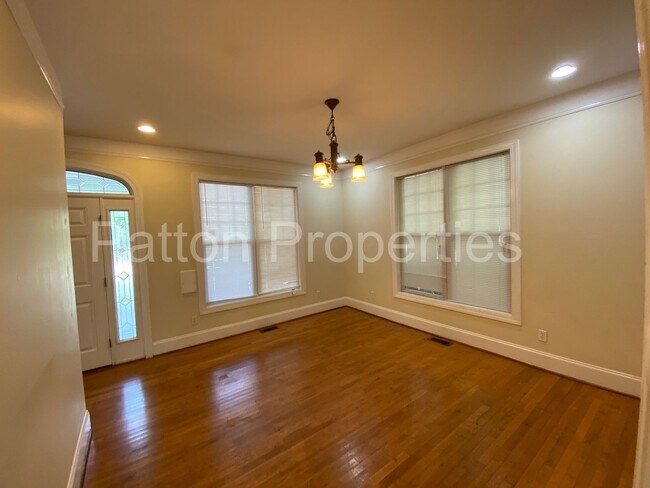 Building Photo - 323 S Pickens St