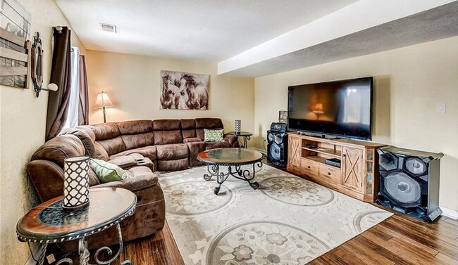 Building Photo - Huge room in a large shared home, private bathroom, great neighborhood, friendly roommates!