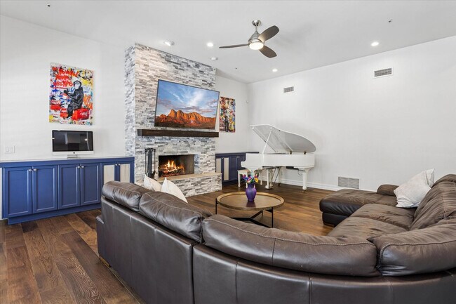 Building Photo - 10800 E Cactus Rd