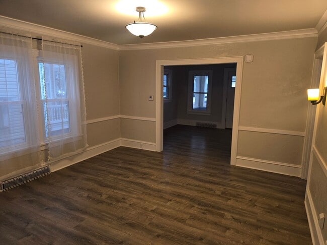 Building Photo - VIDEOTOUR: Gorgeous Victorian 4-bedroom home with Huge Garage! PETS WELCOME