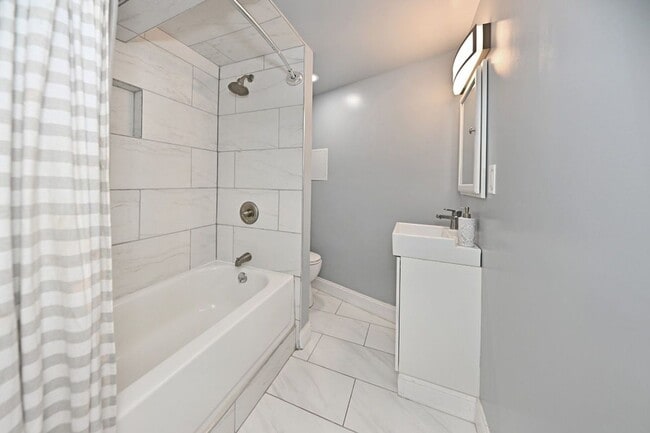 Building Photo - 221 Lakeview Dr