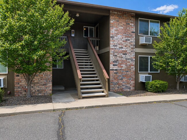 Building Photo - The Easy Choice in Yakima- Practical Features & Great Location!