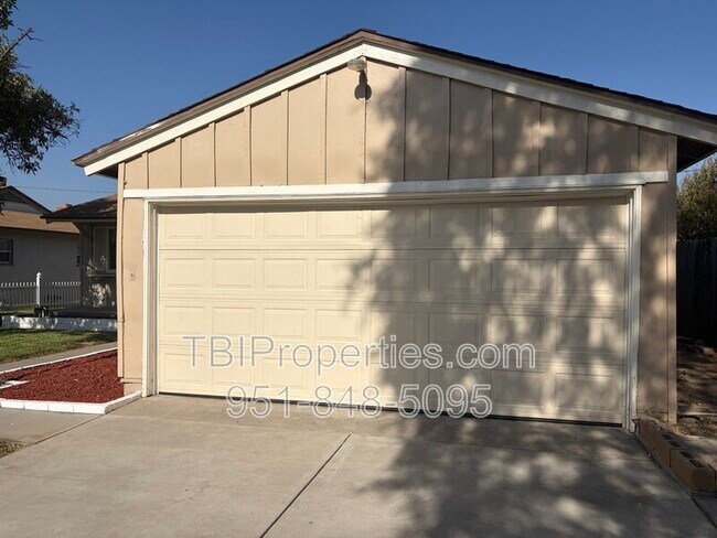 Building Photo - 3552 N Alameda Ave