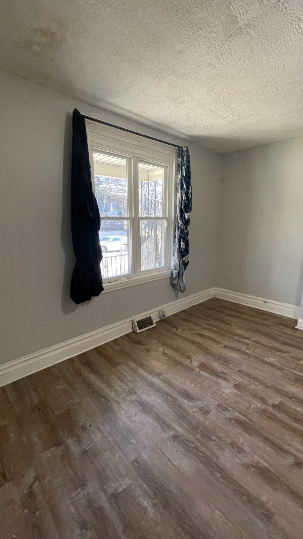 Building Photo - Spacious 4-Bedroom Home with 2 Full Bathrooms – Section 8 Approved and Ready for Move-In!