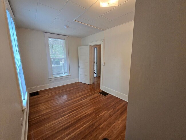 Building Photo - South Hill Home!! Available Now!