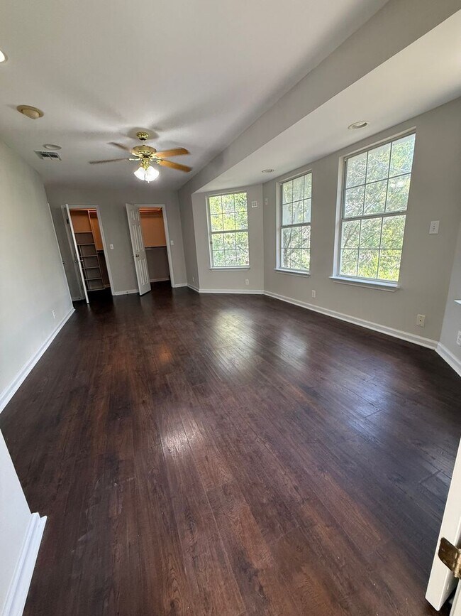 Building Photo - NEW ON MARKET