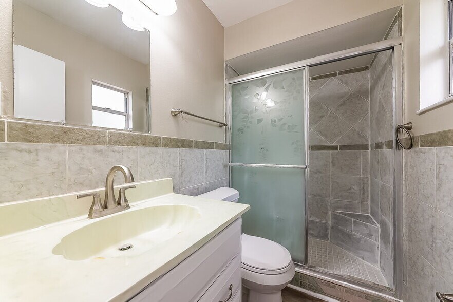 Building Photo - 3910 Briarlake Dr