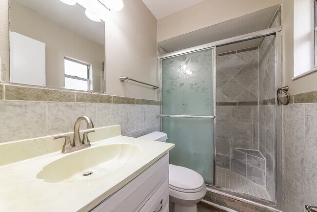 Building Photo - 3910 Briarlake Dr