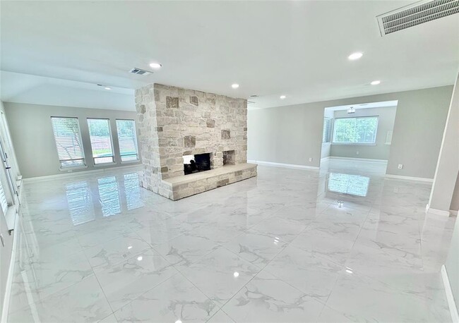 Building Photo - 3307 Deerwood Ln