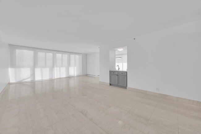 Building Photo - 529 S Flagler Dr