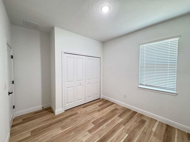 Building Photo - 8419 N Saxon Way